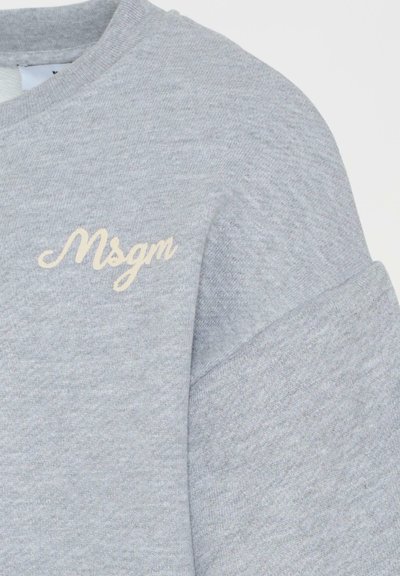 Szara bluza z teksturowanym wykończeniem, z wypisanym kursywą logo "Msgm" w jasnym beżu na klatce piersiowej oraz prążkowanym wykończeniem dekoltu.