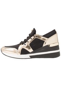 Czarny i metalicznie złoty sneaker z panelami z siateczki, sznurowaniem i koturnem. Posiada gumową podeszwę z białymi akcentami.