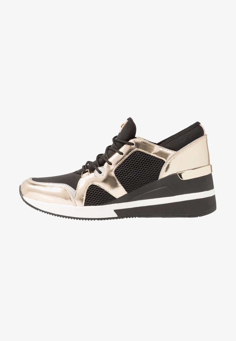 Czarny i metalicznie złoty sneaker z panelami z siateczki, sznurowaniem i koturnem. Posiada gumową podeszwę z białymi akcentami.