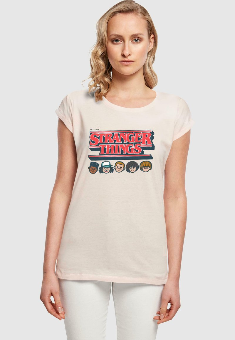 ABSOLUTE CULT STRANGER THINGS - CARICATURE LOGO - T-shirts med print - pink