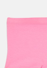 Rosa stretchtyg midjeband med en slät yta och synlig elastisk söm. Designat för komfort och flexibilitet.