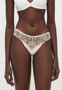 Weiße Unterwäsche mit floralem Stickerei in Rosa und Grün, mit einem transparenten Spitzenvorderteil und gewellten Kanten. Glattes Material auf der Rückseite.