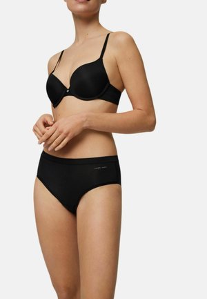 Sujetador negro acolchado con tirantes ajustables y bragas negras a juego de talle alto. Textura suave y detalle de marca mínimo.