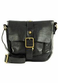 Borsa a tracolla in pelle nera con chiusura a pattina, dettagli in metallo dorato e una fibbia decorativa. Esterno testurizzato con tracolla regolabile.