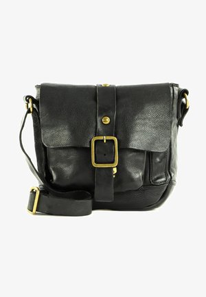 Borsa a tracolla in pelle nera con chiusura a pattina, dettagli in metallo dorato e una fibbia decorativa. Esterno testurizzato con tracolla regolabile.