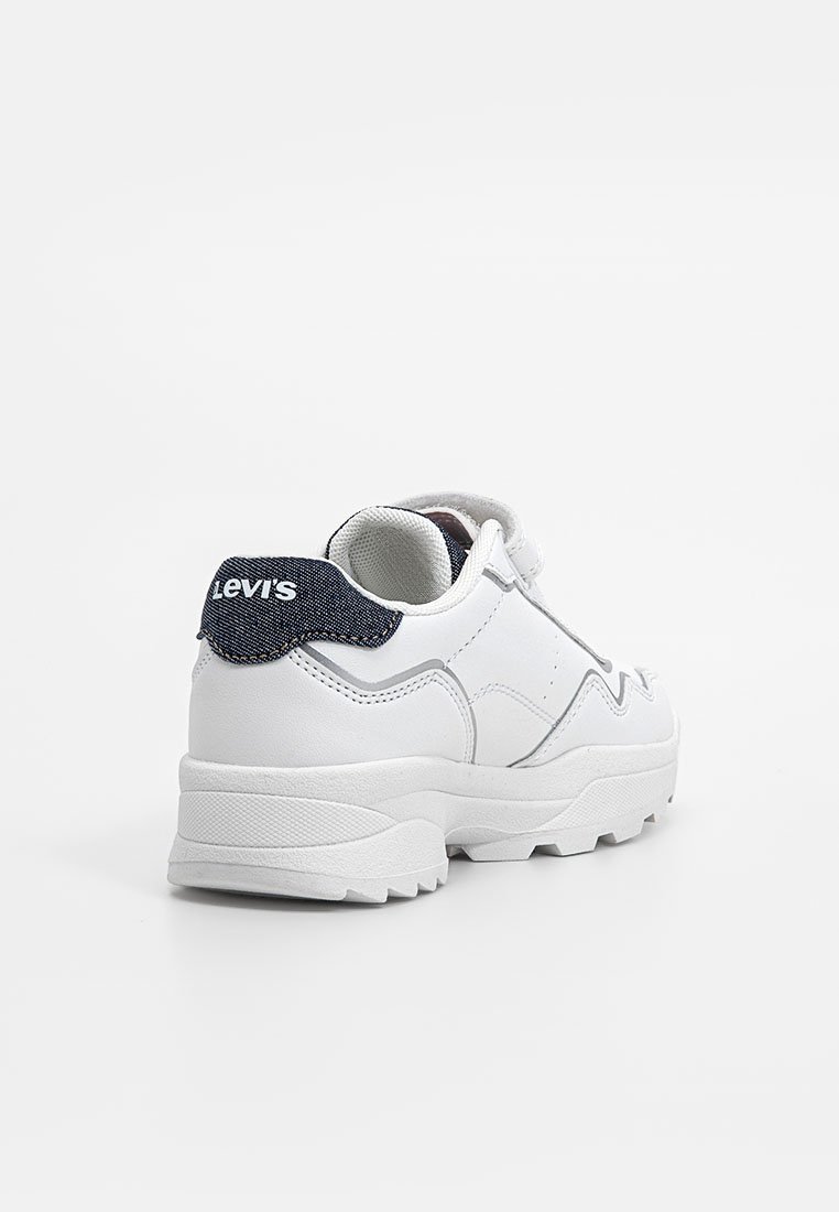 Weißer Sneaker mit einem strukturierten Lederobermaterial, charakteristischem Denim-Heel-Patch, dickem Gummilaufsohle und dezenten Nähdetails.