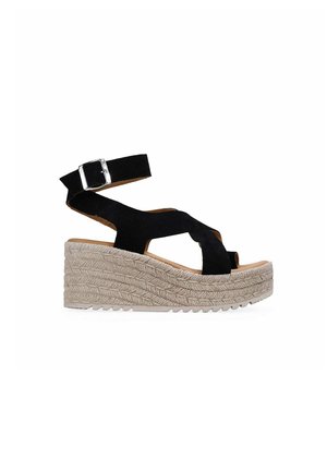 Sandalia de cuña de ante negro con correa en el tobillo y hebilla plateada, con suela plataforma de cuerda trenzada beige.