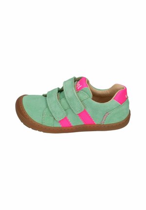 Grüner Wildleder-Kinderschuh mit brauner Sohle, zwei pinkfarbenen Streifen, Klettverschlüssen und pinkfarbenem Fersenlasche.