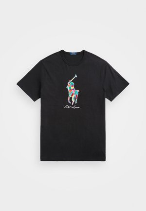 Camiseta negra de manga corta con un logo abstracto y colorido de un jugador de polo y la firma "Ralph Lauren" en el centro delantero.