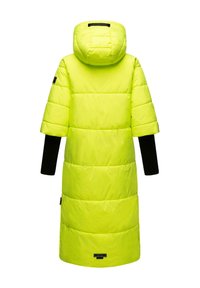 Gelbe Pufferjacke mit Kapuze, kurzen Ärmeln und langen schwarzen Ärmeln. Das Design umfasst gesteppten Bereiche und ein Logopatch.