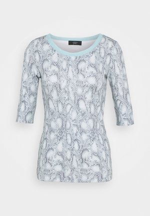 Chemise ajustée à imprimé serpent bleu clair et gris avec manches trois-quarts et un col rond bleu clair.