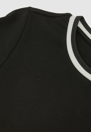 Zwart geribd stof met een ronde halslijn, voorzien van witte en grijs gestreepte accenten. Gericht op textuur- en kleurdetail.