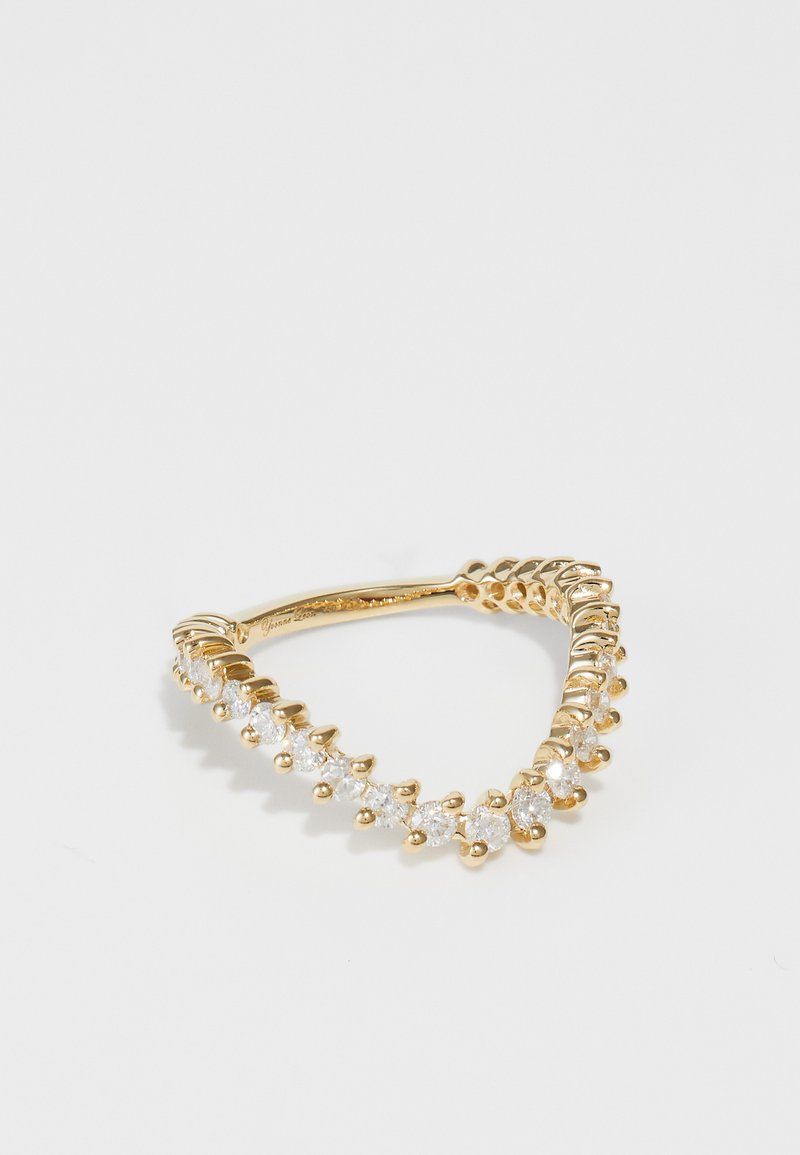 Arany gyűrű, amely háromszög alakú, az egyik oldalán apró, kerek, tiszta drágakövekkel díszített; sima felület, lekerekített élekkel és struktúrált részekkel.