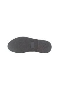 Suela de zapato de goma negra con una superficie texturizada, puntera redondeada y un área rectangular para el etiquetado cerca del talón. Bordes suaves y diseño plano.