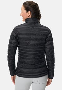 Zwart pufferjack met een fitting ontwerp, voorzien van horizontaal doorgestikte secties en een hoge kraag. Glad, glanzend textuur.