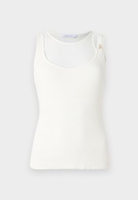 Top in cotone bianco a costine con scollatura a barchetta, dotato di spalline sottili e di un accento dorato sulla spalla sinistra. Tessuto morbido.