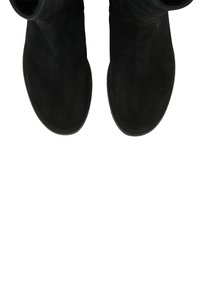 Stivaletti alla caviglia in suede nero con una texture liscia, punta rotonda e dettagli di cucitura discreti. Le suole sono piatte e leggermente texturizzate per una migliore aderenza.