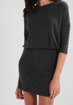 Mørkegrå kjole lavet af blødt, tekstureret stof med bådudskæring og trekvart-lange ærmer, der har en afslappet pasform gennem kroppen.