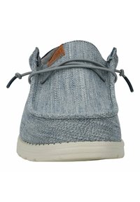 Mocassini in denim blu chiaro con una finitura testurizzata, lacci elastici e una suola color crema. Presentano un accento in pelle marrone sul tallone.