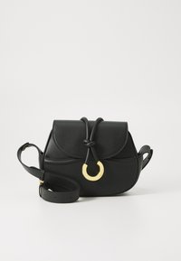 Borsa in pelle nera con forma arrotondata, hardware circolare dorato, dettaglio di chiusura annodata e tracolla rimovibile. Texture liscia.