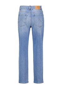 Jeans de mezclilla azul claro con corte recto, que cuentan con dos bolsillos traseros con detalles de costura y una etiqueta de logo en la cintura.