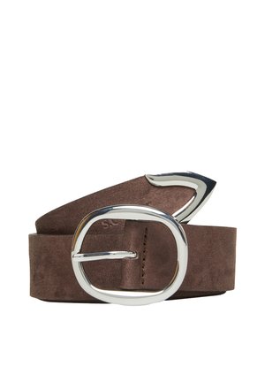 Ceinture en daim marron avec une grande boucle ovale argentée brillante et une extrémité de ceinture argentée assortie.