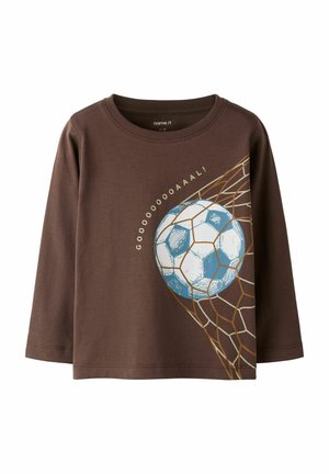 Camiseta marrón de manga larga para niño con un balón de fútbol azul y blanco chocando contra una red y la palabra “¡GOOOOOOOAAALI!” curvada encima.