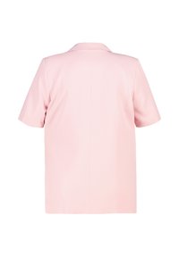 Korte mouw roze blouse met een gladde textuur, voorzien van een klassieke kraag en een rechte achterkant. Eenvoudig en minimalistisch ontwerp.