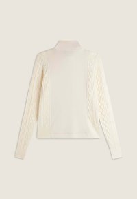 Maglione lavorato a maglia in bianco sporco, con motivo a treccia sulle maniche, colletto e polsini e orlo a coste per una texture interessante.