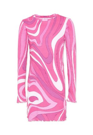 Długa sukienka z długim rękawem wykonana z różowego prążkowanego dzianiny z falistym, abstrakcyjnym wzorem w odcieniach różu, fioletu i bieli, z wykończeniem brzegów w formie falbanki.