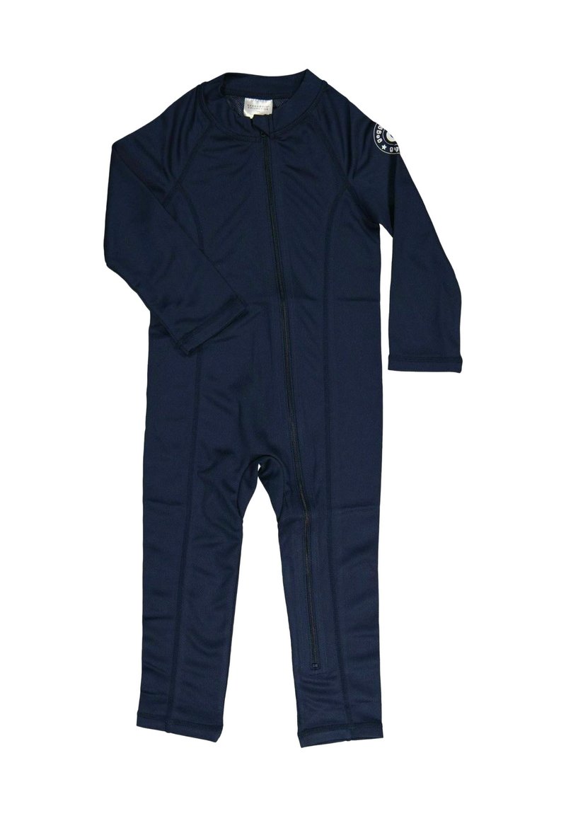 Tummansininen pitkähihainen märkäpuku, joka on valmistettu venyvästä kankaasta, edessä vetoketjulla ja vahvistetulla ompelemisella. Puvussa on pyöreä logo olkapäässä.