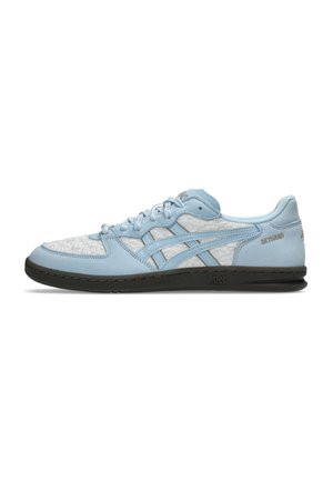 Sneaker basse blu chiaro e bianche con suola nera, lacci e logo "ASICS" sul lato in vista laterale.