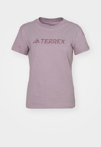 Lila bomulls t-shirt med kort ärm, med "TERREX" logotyp i en mörkare nyans. Enkel design med rund halsringning och standard passform.