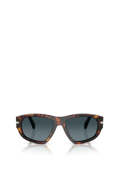 Skildpaddeskals-solbriller med mørke linser, der har en bred, vinkelret ramme og subtile sølvdetaljer nær tindingerne.