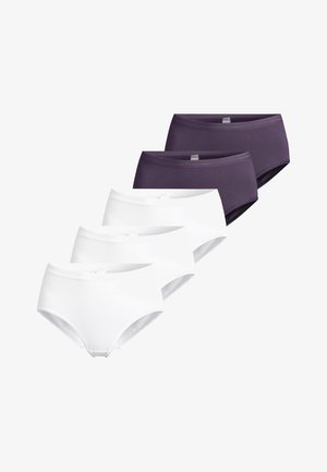 Zwei Paare weiße und zwei Paare dunkelviolette nahtlose Damen-Slips, gestaffelt auf weißem Hintergrund angeordnet.