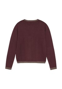 Vinröd stickad tröja med ett strukturerat mönster, kontrasterande beige ribbad nederkant och ärmslut samt en rundad halsringning.