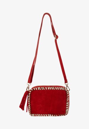 Czerwona zamszowa torebka na ramię o płaskim, prostokątnym kształcie, z metalicznym przeszyciem wzdłuż krawędzi oraz dekoracyjnym chwostem na pasku.