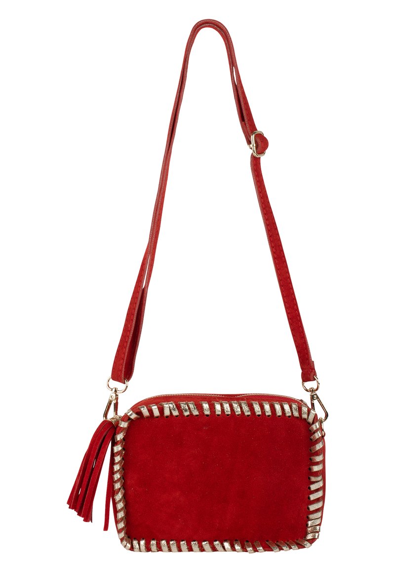 Rote Wildleder Umhängetasche mit flacher rechteckiger Form, metallischen Nähten entlang der Kanten und einem dekorativen Quastenakzent am Gurt.
