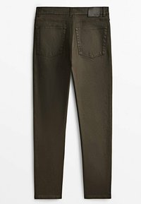 Pantalon slim vert olive foncé avec deux poches arrière, passants pour ceinture et une petite étiquette noire de la marque sur la ceinture.