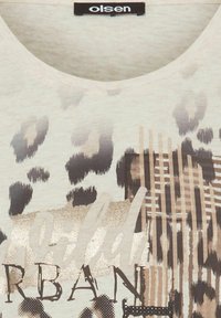 Beige t-shirt met een ronde halslijn, voorzien van luipaardprintpatronen, metallic gouden accenten en gestreepte details in bruin en crèmewit.