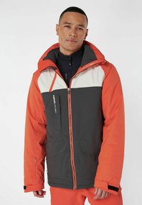 Herren wasserdichte Jacke mit einem Farbblock-Design in Orange, Grau und Weiß, mit einem Vorderreißverschluss, Kapuze und mehreren Taschen.