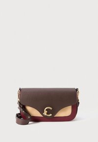 Piccola borsa a tracolla in pelle con pannelli marrone, beige e bordeaux, chiusura dorata e tracolla regolabile su sfondo semplice.