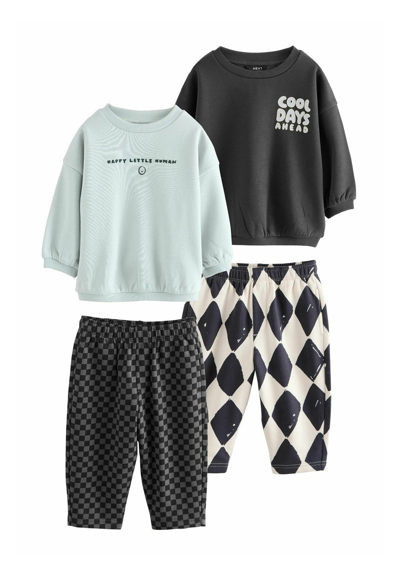 Set di quattro capi per bambini: una felpa azzurro chiaro con testo, una felpa nera, pantaloni grigi a quadretti e pantaloni a rombi.