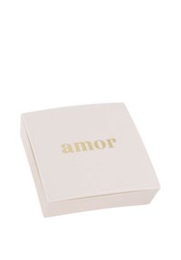 Kvadratisk, mjuk rosa låda med rundade kanter, med ordet "amor" präglat i guld på den övre ytan. Slät textur, minimalistisk design.