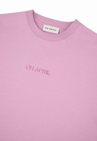 OH APRIL POSITIVE - Apdrukāts T-krekls - bright lilac