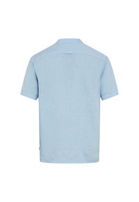 Camicia a maniche corte blu chiaro, realizzata in tessuto leggero. Presenta un colletto standard e un dettaglio sullo yoke posteriore, con una texture liscia.