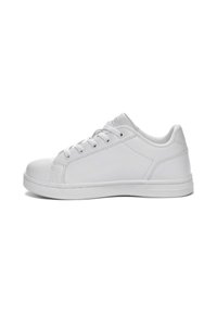 Sneaker bianco con tomaia in materiale sintetico liscia, punta rotonda, lacci piatti e colletto imbottito, con cuciture a contrasto e suola in gomma piatta.