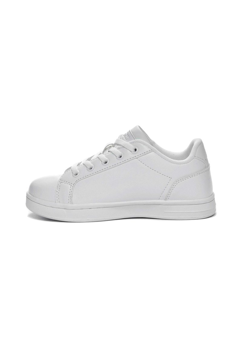 Sneaker bianco con tomaia in materiale sintetico liscia, punta rotonda, lacci piatti e colletto imbottito, con cuciture a contrasto e suola in gomma piatta.