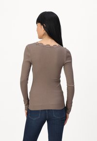 Rosemunde BENITA O NECK - Topper langermet - brown