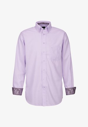 Maglietta a maniche lunghe viola chiaro con colletto a bottone e una tasca sul petto; i polsini a razioni viola scuro aggiungono contrasto.